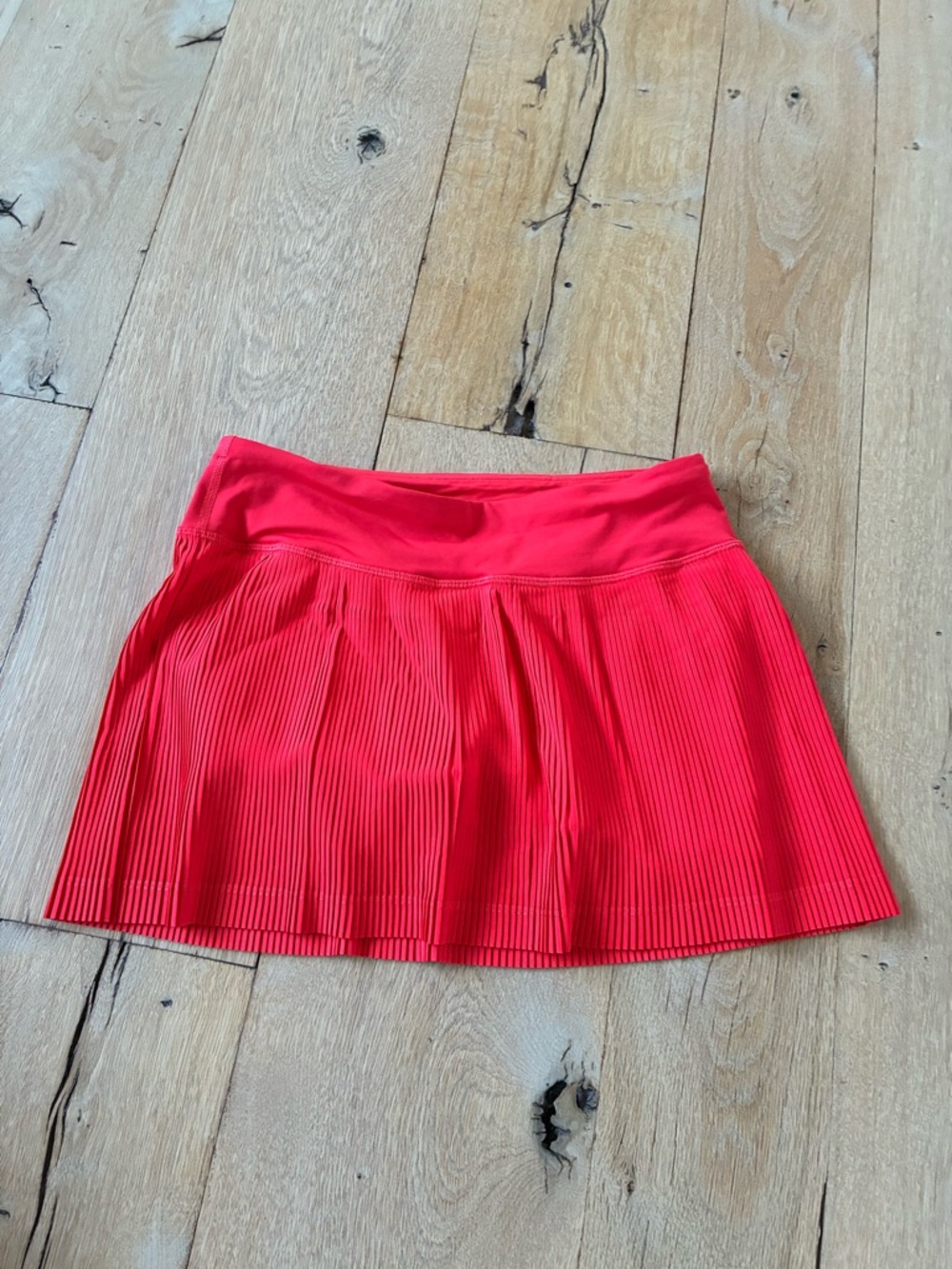 Lululemon Pleated Skirt in Red. Size 4